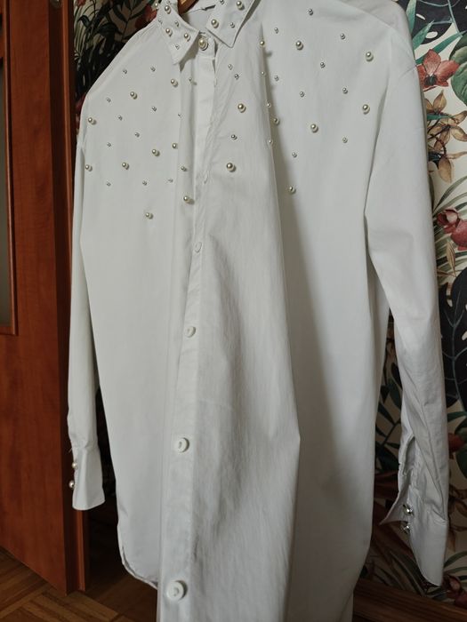 Biała koszula z perełkami