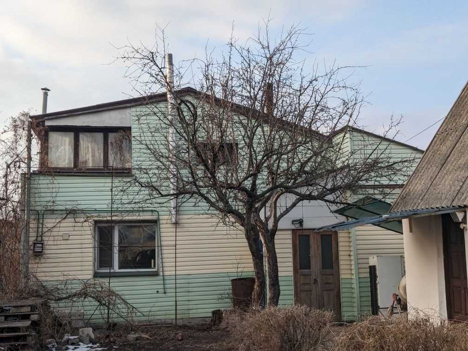 Окремий будинок біля річки