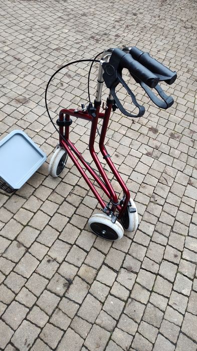 Balkonik, chodzik, rollator.