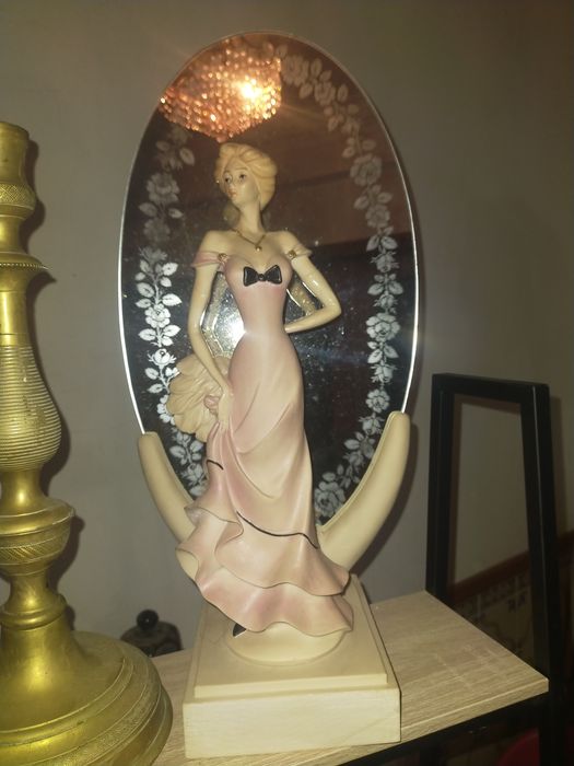 Estátua de marfinite com espelho