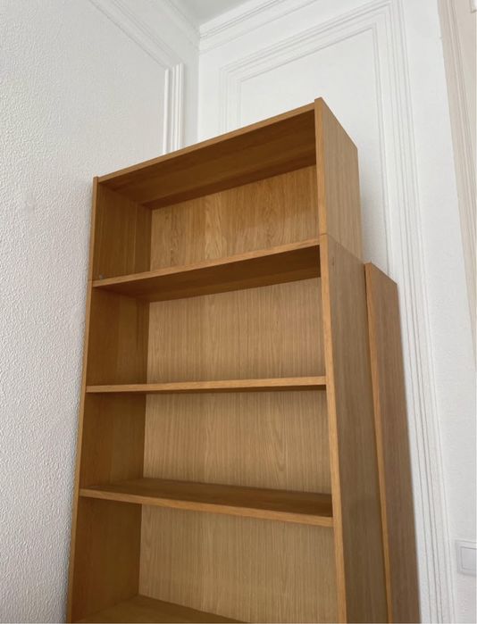 Duas estantes Ikea com extensões