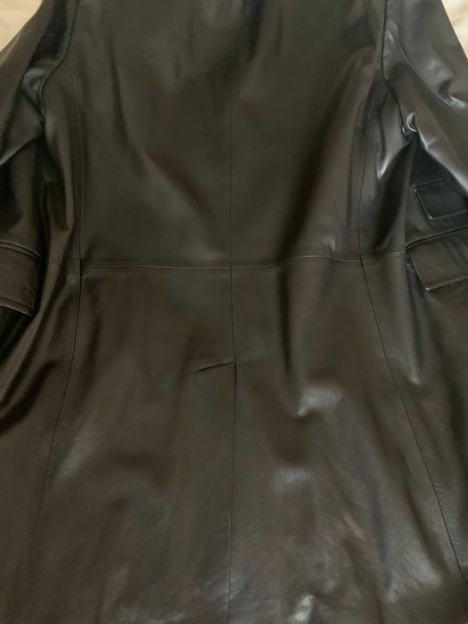 чорний кожаний плащ