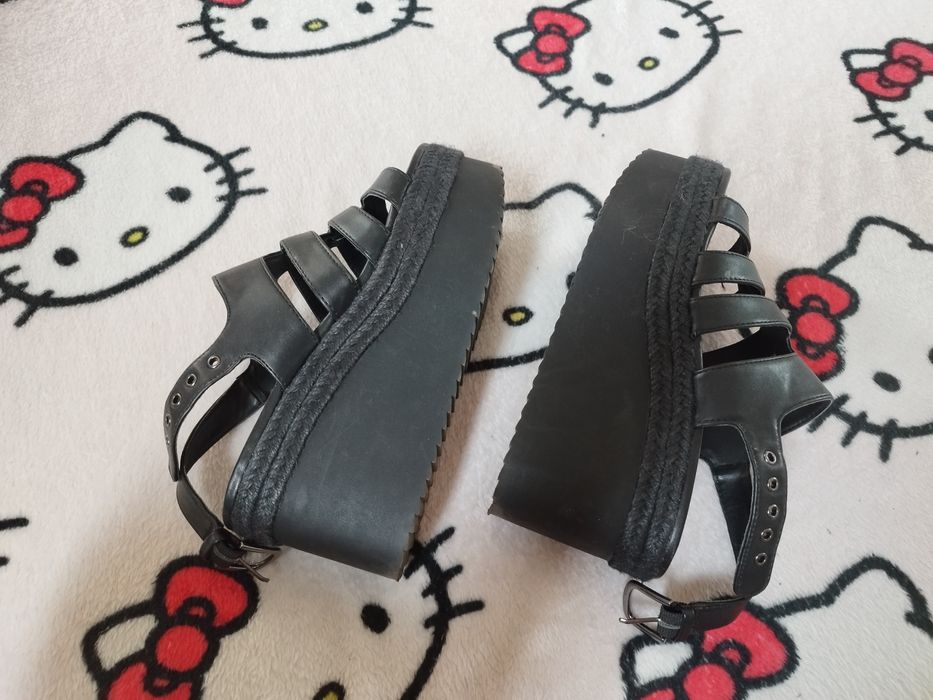 Sandałki na platformie Stradivarius