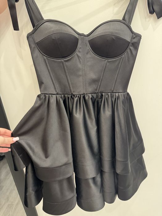 Чорна корсетна сукня