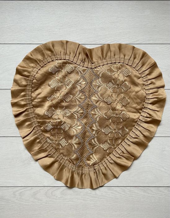 Наволочка сатиновая с рюшами на подушку в виде сердца