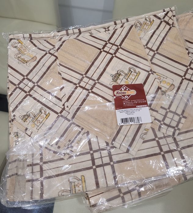 Toalhas de mesa novas com guardanapos