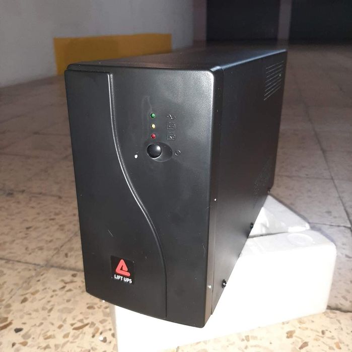 Fonte de energia socorrida. UPS.
