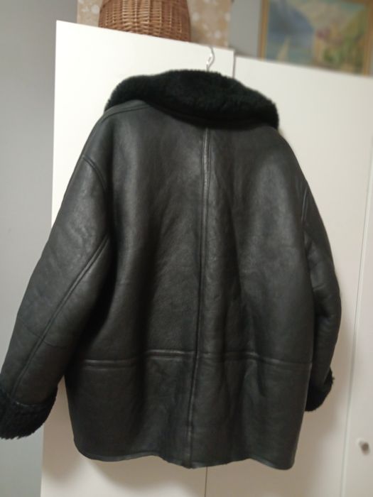 Czarny bardzo ciepły kożuch zapinany asymetrycz.na zamek duży R 48-50