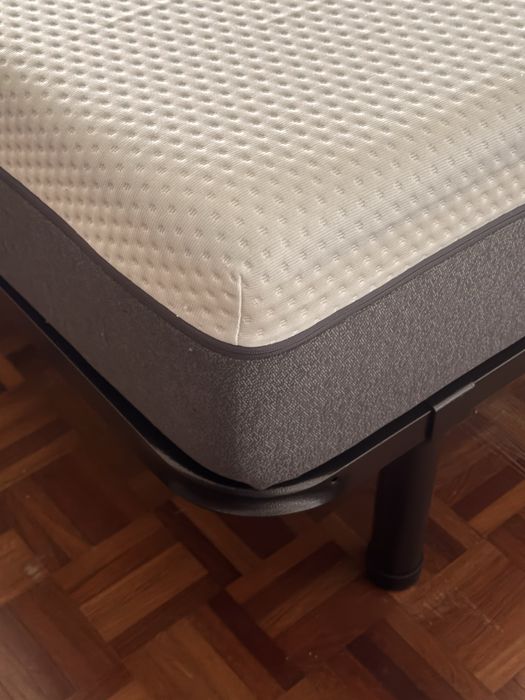 Quarto Completo: Cama Sommier + Colchão Emma + 2 Mesas de Cabeceira em Pinho Maciço
