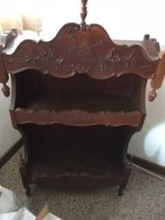 Móvel de madeira maciça para guardar CD´s