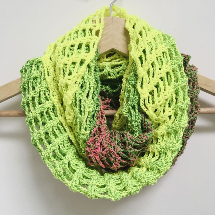 Ażurowy szal komin naszyjnik handmade neon fluo