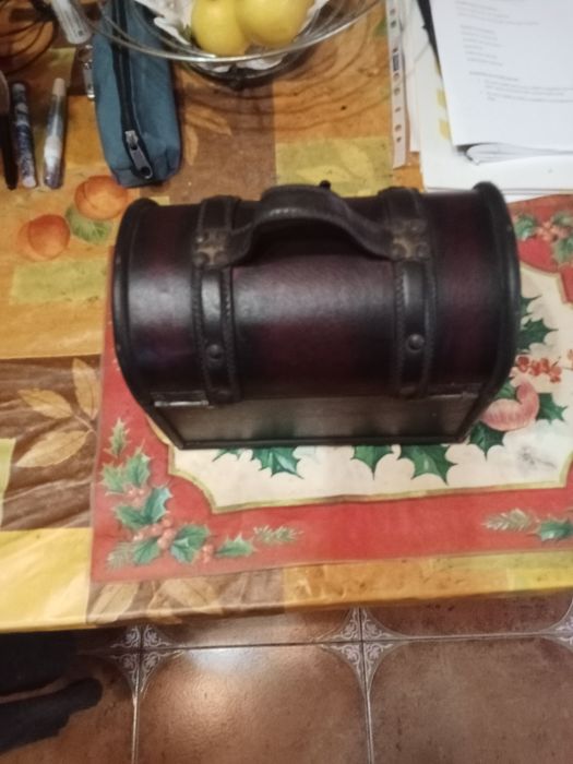 Vendo guarda jóias antiguissima.