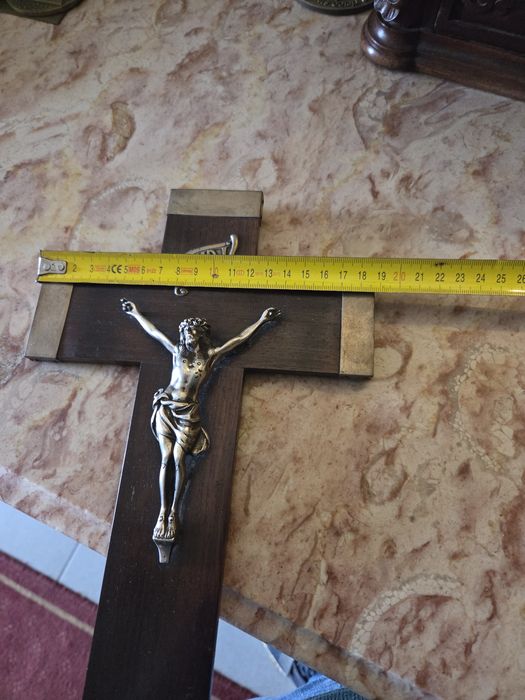 Crucifixo em prata e pau santo