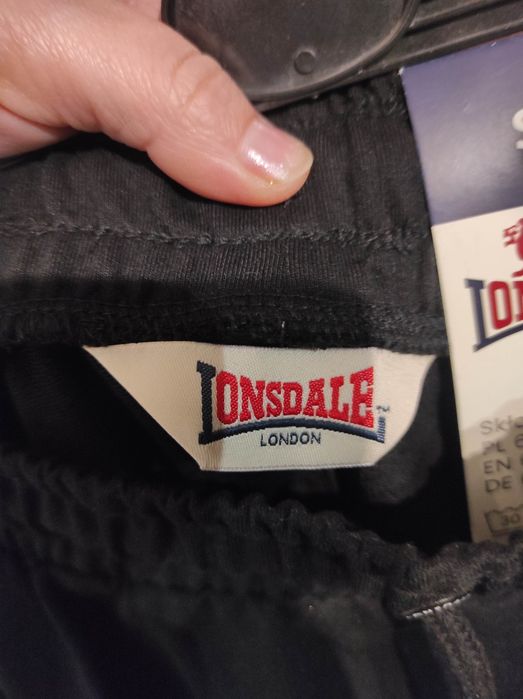 Czarne krótkie sportowe spodenki Lonsdale rozmiar XXL z kieszonka