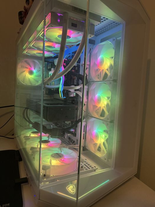 PC GAMER LUXE WHITE BUILD RTX 5070
