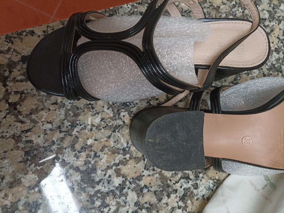 Stable-Heel Strappy Sandals in Black Color, Used Once64738896173314122