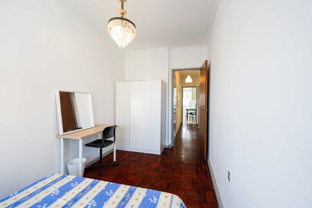 Quarto mobilado com cama de casal | 5 min Metro Pontinha | Ambiente tranquilo