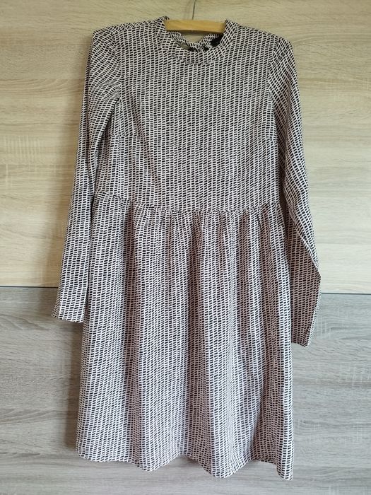 Luźna pudrowa sukienka Mohito