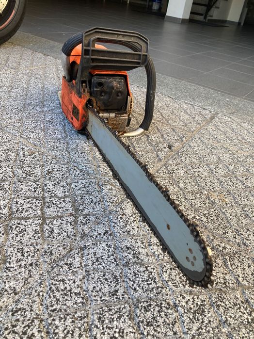 Motosserra a funcionar