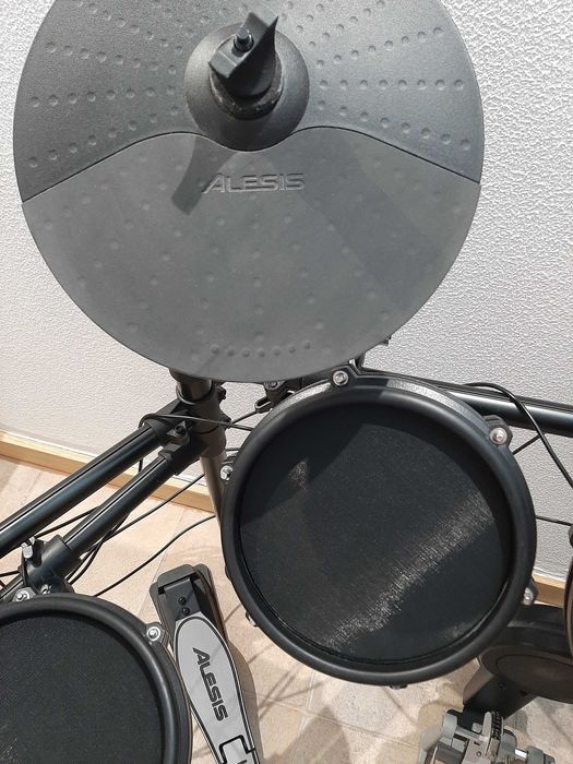 Bateria Eletrónica Alesis Nitro Mesh Kit + Banco + Saco com Baquetas