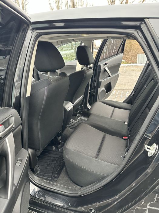 Продам свою автівку Мазда 3 Хетчбек 2012