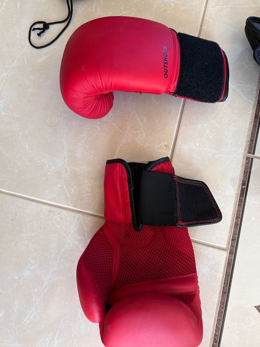 Luvas- caneleiras com pé- plaustrons para boxe