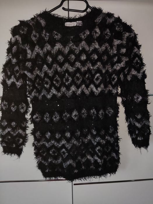 Sweterek błyszczący czarny z cekinami 122 128