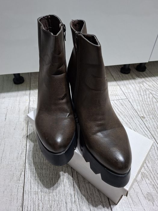 Damskie botki na koturnie