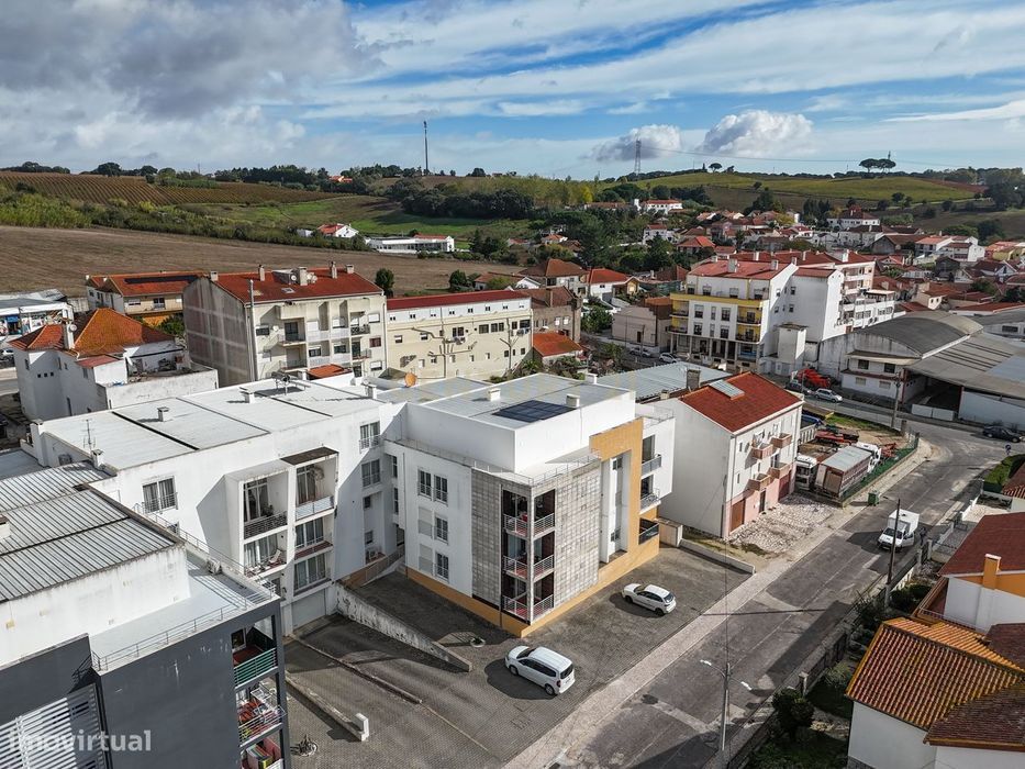 Apartamento T3 com terraço e churrasqueira – Merceana, Alenquer