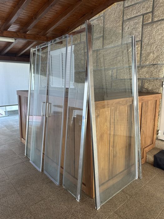 Resguardo em vidro de base de chuveiro