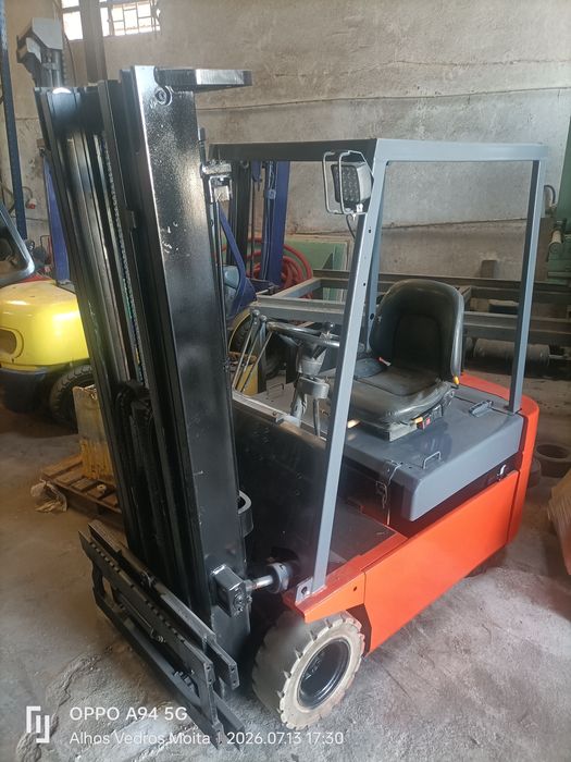 Empilhador Toyota elétrico com carregador