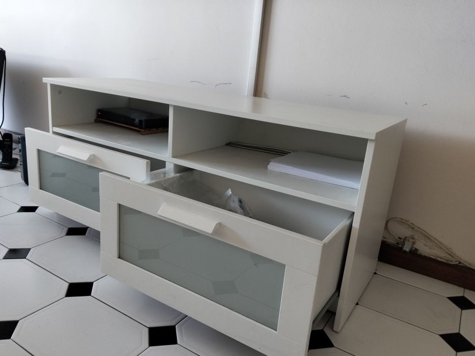 Sofá, rack TV e cabideiro