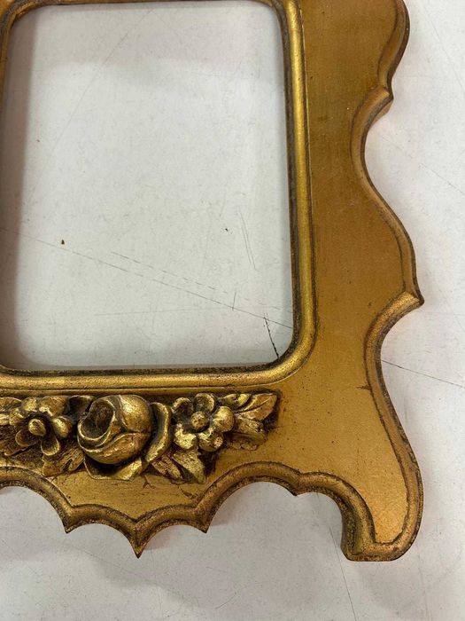 Moldura romântica de talha dourada