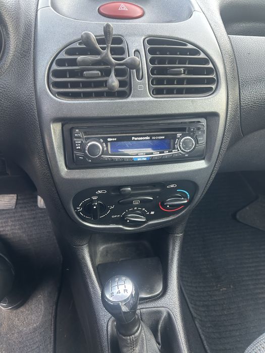 Автомобіль peugeot 206