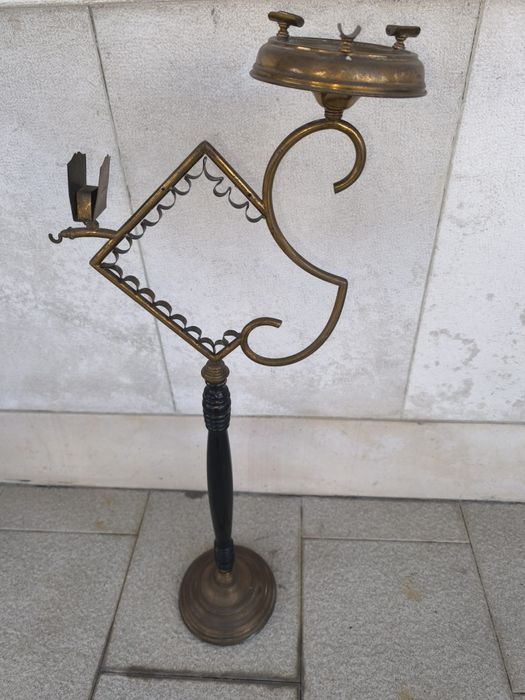 Cinzeiro de pé alto