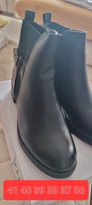 Vários sapatos de mulher