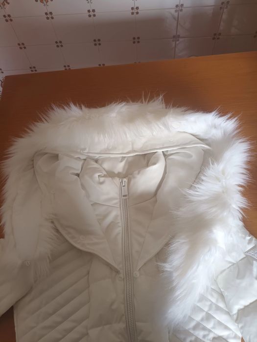 Casaco acolchoado comprido de mulher da GUESS