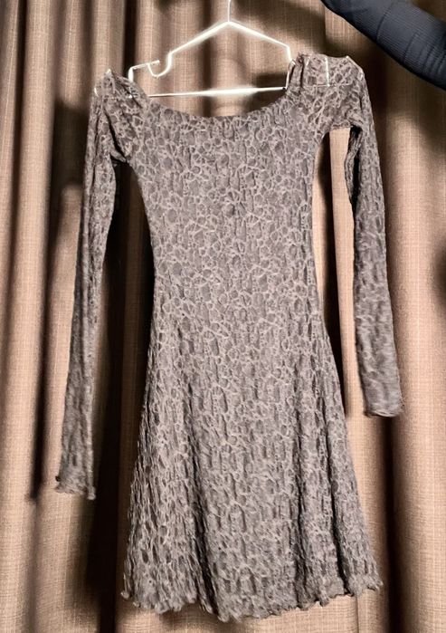 Коротка мереживна коричнева сукня з відкритими плечима від Bershka