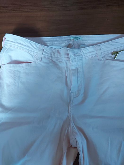 Jasnorozowe jeansy River Island