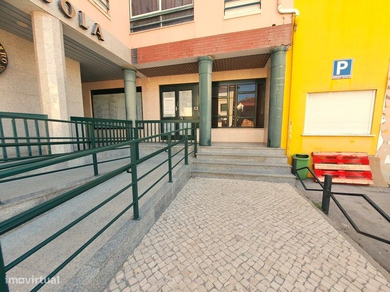 Loja no Centro de A dos Cunhados  com 215 m²