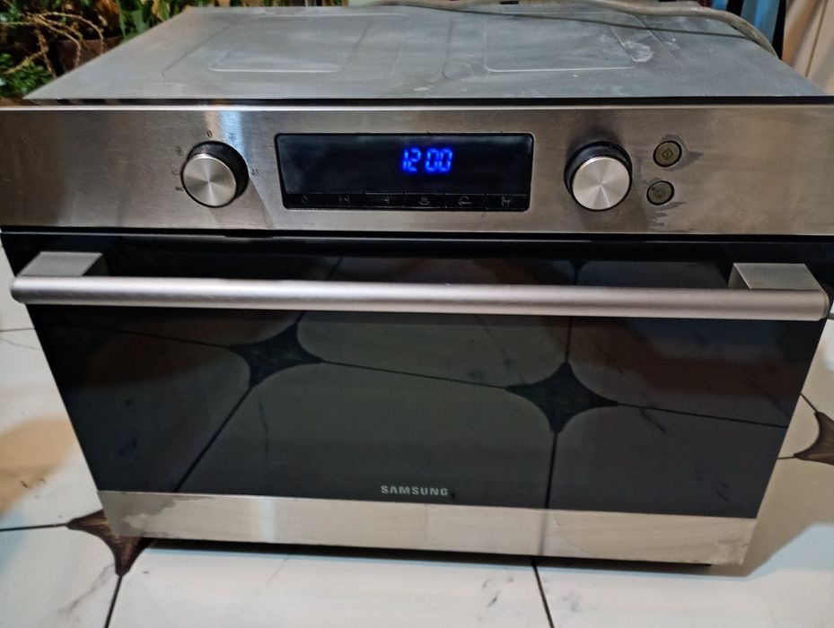 Продам духовку на кухню