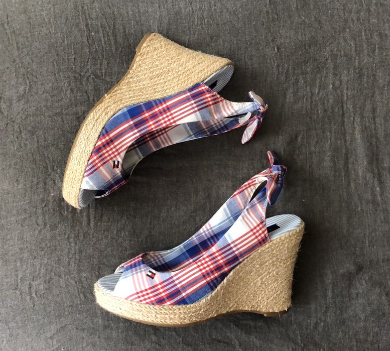 Босоножки на танкетке Tommy Hilfiger. 39(25)