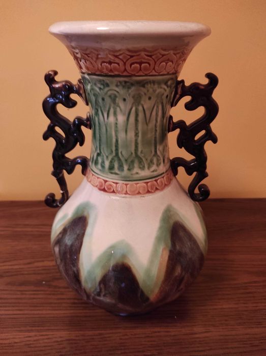 Vaso cerâmica oriental montanhas