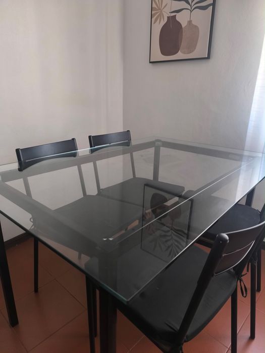 Conjunto mesa de jantar + 4 cadeiras (PERFEITO estado)