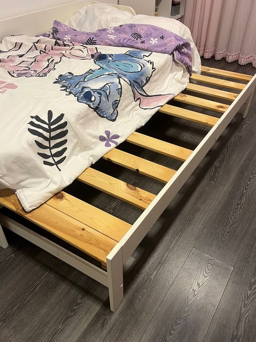 Cama  branca em pinho