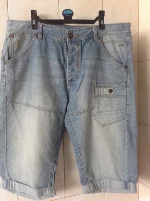 Короткие джинсовые брючки