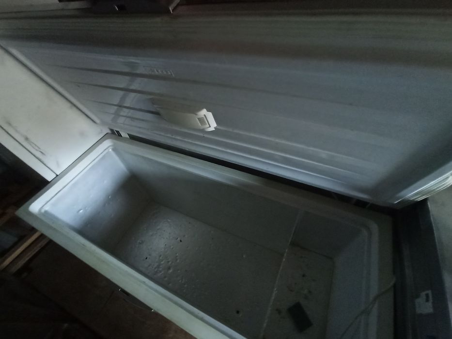 Морозильна скриня, лар