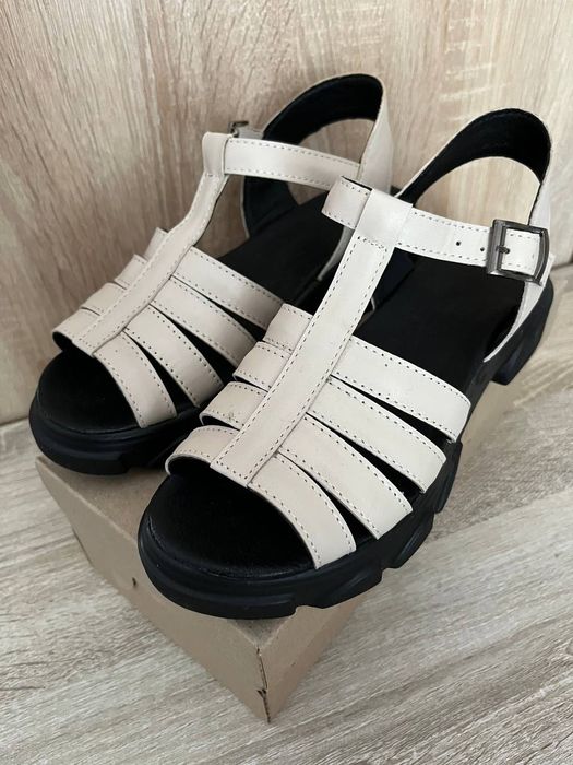 Босоніжки шкіряні