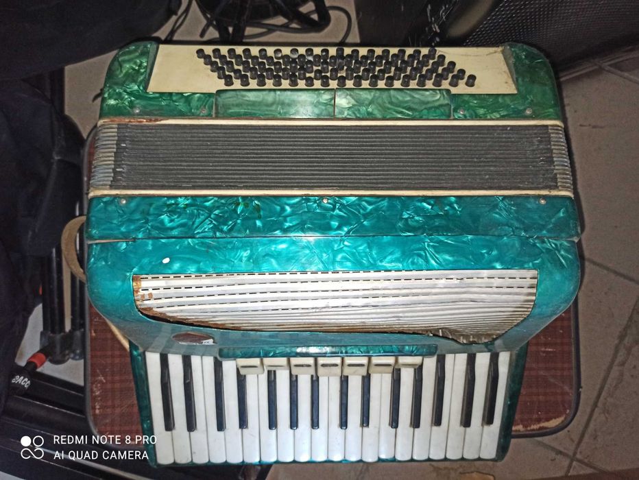 akordeon MUZA 80 basów zielony  bez futerału