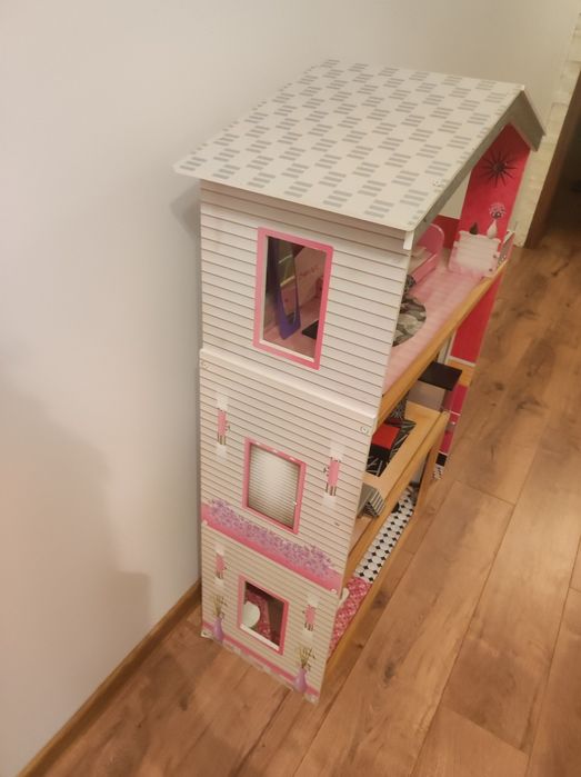 Duży, złożony domek dla lalek.